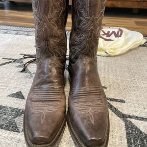 Lucchese Goat leather
Tonal stitching across quarter
Distressed leather vamp